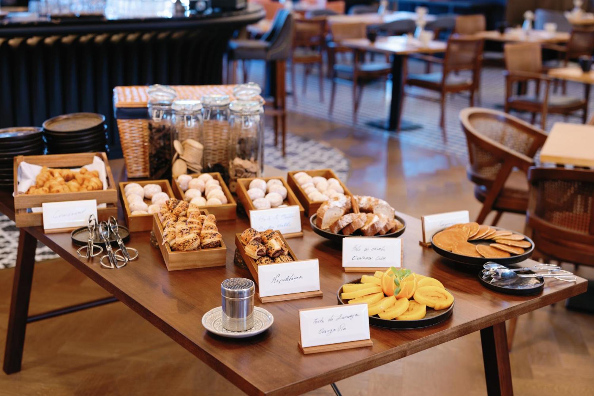 The Editory Riverside Hotel, An Historic Hotel Lizbona Zewnętrze zdjęcie A selection of pastries at a buffet